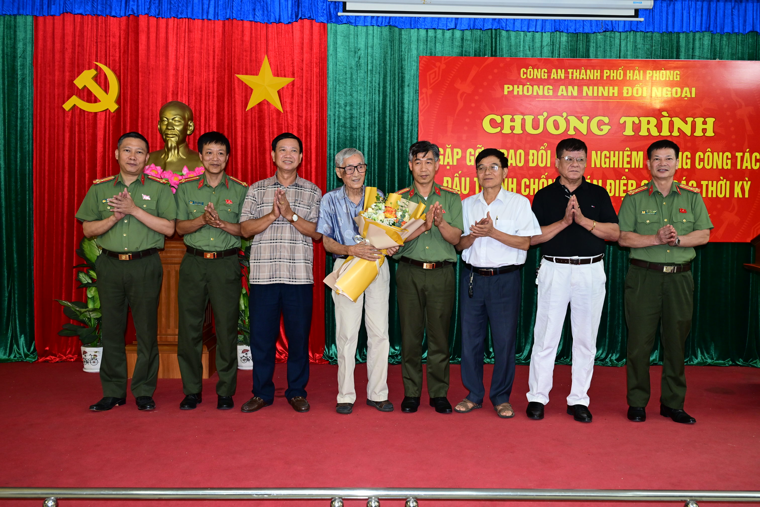 Phòng An ninh đối ngoại: Gặp gỡ, trao đổi kinh nghiệm đảm bảo an ninh đối ngoại qua các thời kỳ